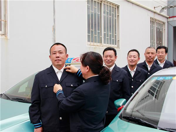 PG平台官方网站青岛出租车驾驶员换新工装 秋季套装九月后发放