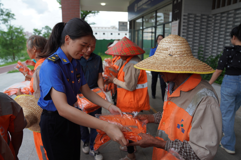 pg电子游戏官方网站回应“孝心”来信东莞清溪为环卫工人换上“