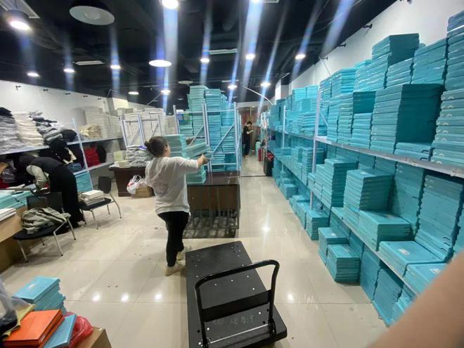 pg电子官方网站看到这批高货T 恤、Polo的清货价格后沉默