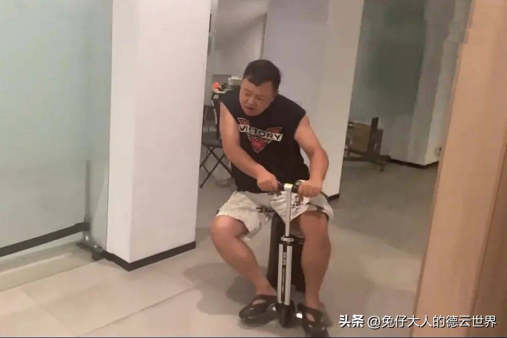 pg电子网德云社阎鹤祥剧组骑箱子压弯冲线一气呵成穿上粉色战袍