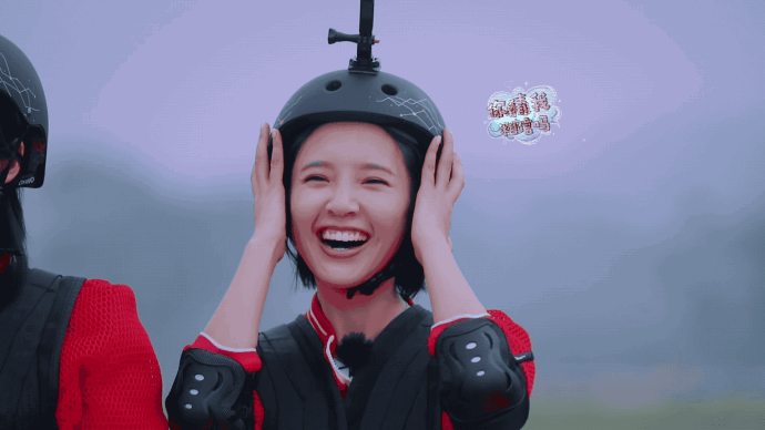 pg电子游戏官方网站唐艺昕现身机场又双叒叕是白T恤+百褶裙夏